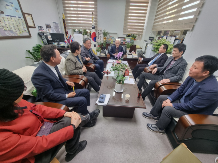 입학식이 끝난 후 지회장실에서 지회 발전 방향을 이야기하고 있다. 