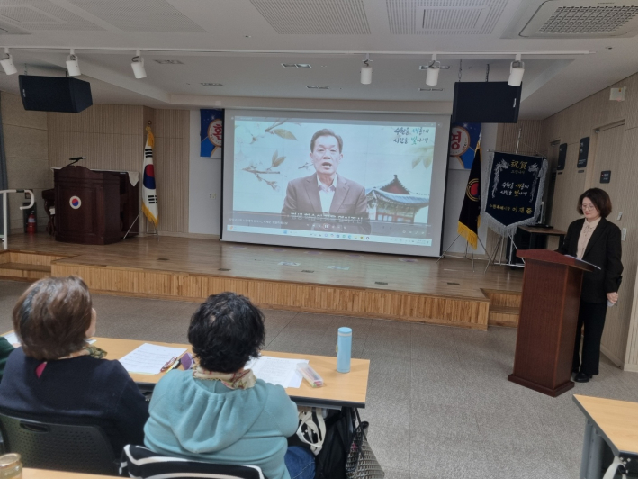 이재준 수원특례시장이 노인대학 입학 축하 영상 메시지를 전하고 있다.