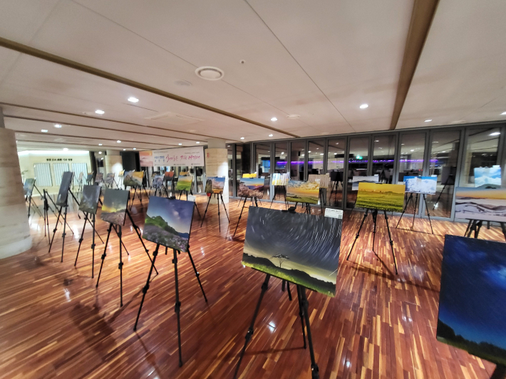 1층 중앙 라운지에서 30여점의 사진이 전시되고 있다.