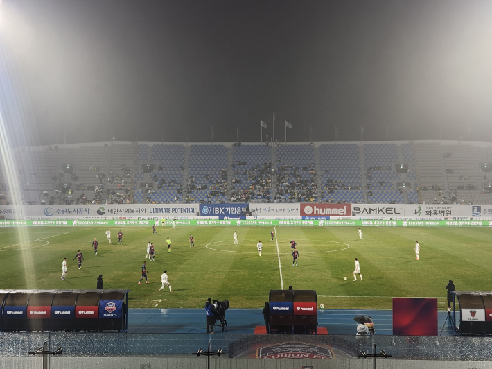 프로축구 K리그1 '수원FC 홈경기'가 5일 수원종합운동장에서 펼쳐졌다.