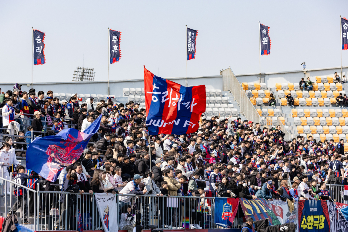 수원FC 홈 개막전에 보여준 홈팬들의 열광적인 응원 모습(사진 출처: 수원시 포토뱅크)