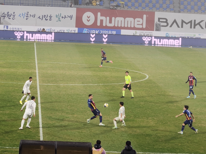 수원FC 첫 승리 상대는 '포항 스틸러스', 경기 시작부터 공격축구를 선보인 수원FC