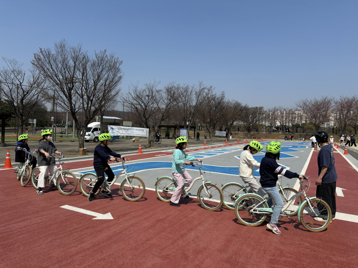 사진1~2)만석공원 자전거연습장에서 어린이들에게 '자전거 안전교육'을 하고 있다.    