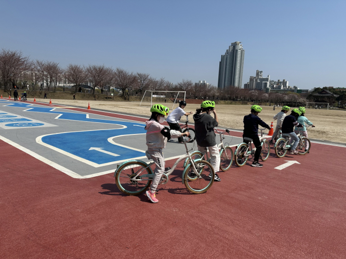 사진1~2)만석공원 자전거연습장에서 어린이들에게 '자전거 안전교육'을 하고 있다.    