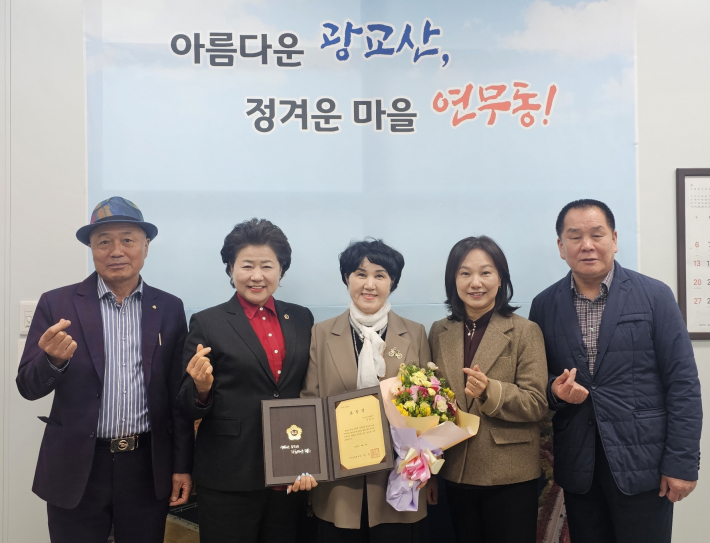 강향자 단장(가운데)이 경기도의회 의장 표창을 수여 받고 활짝 웃고 있다.