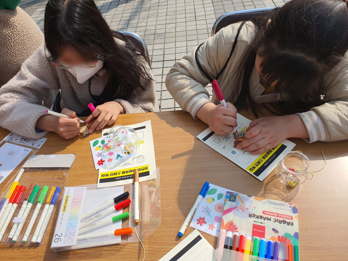 풍경을 만들고 있는 학생들