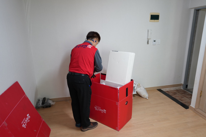 영구크린 나눔봉사단원 이사 짐을 포장하고 있다.