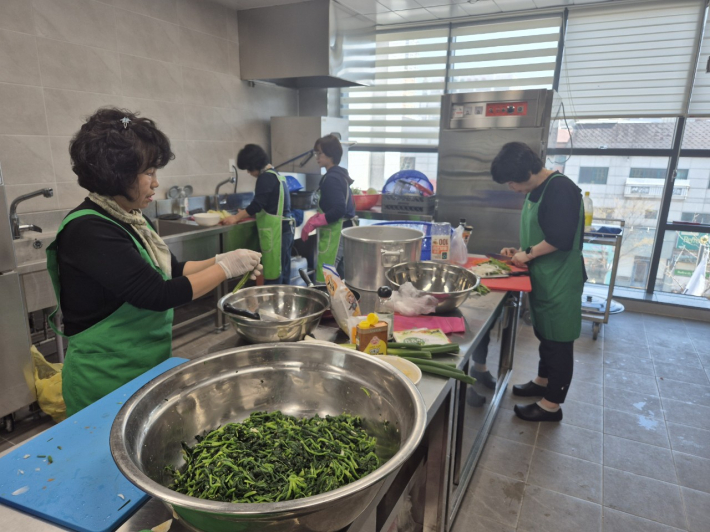 영통3동 새마을부녀회,  봄을 담은'사랑의 반찬 만들기'봉사 실천