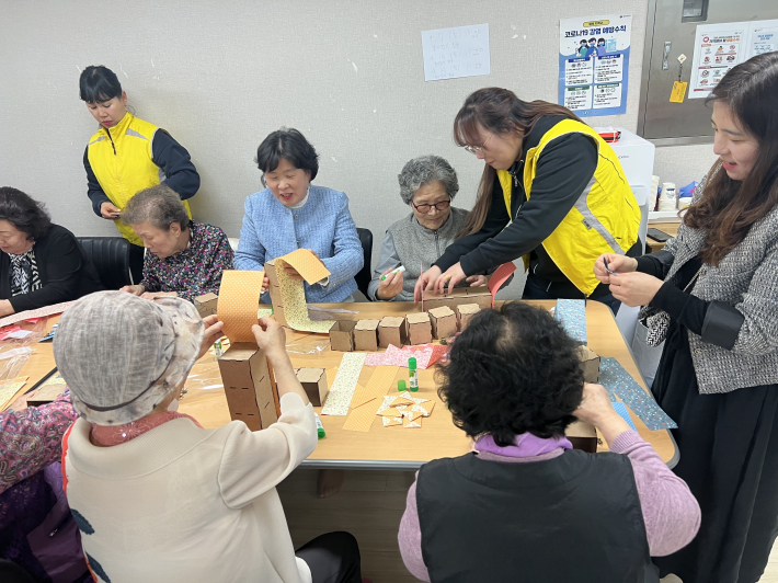 호매실동 건강특화사업「은빛반짝 실버종이공방」진행