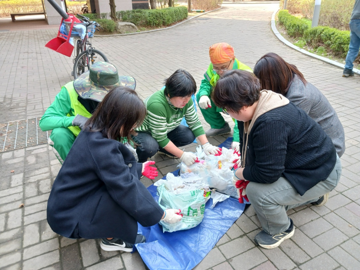 율천동 관내 공동주택에서 통장협의회와 행정복지센터 직원들이 샘플링을 실시하고 있다