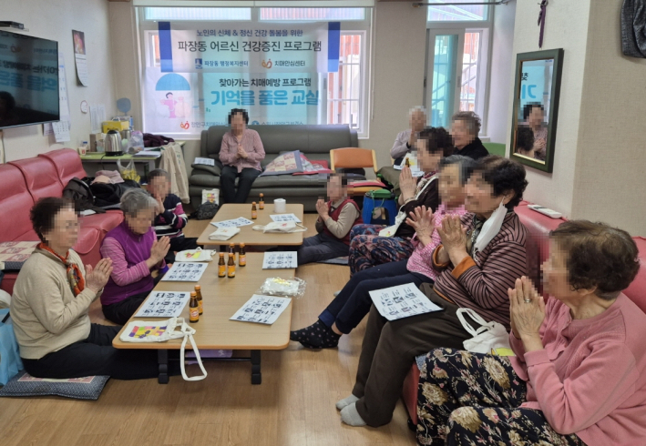 치매예방 건강박수 배우는 노송경로당 어르신들 