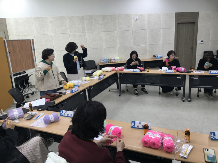 월례회의 후 지사협 위원들이 '온기나눔 손뜨개 사업'을 위해 봉사활동을 하고 있다