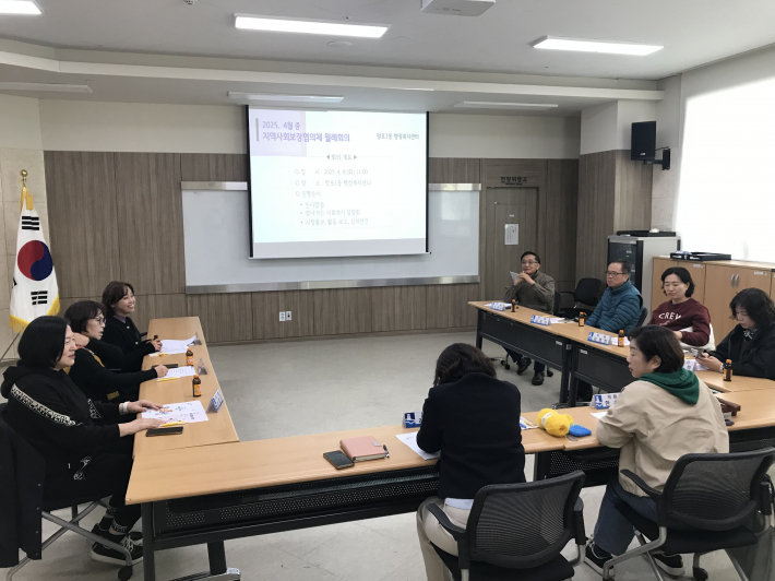 망포1동 지역사회보장협의체는 월례회의를 개최하여 활동보고 및 특화사업을 논의하고 있다