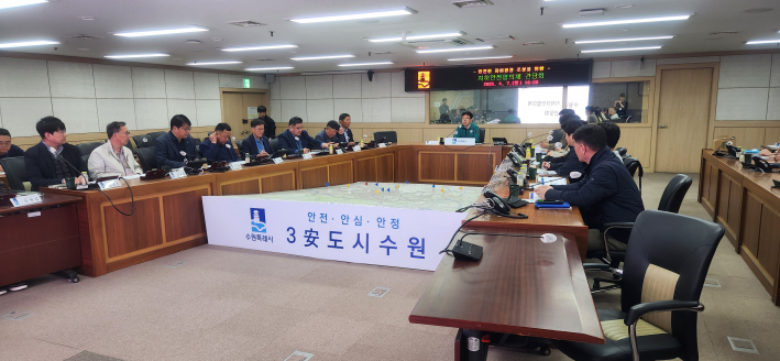 사진) '수원시 지하시설물 유관기관 간담회' 참석자들이 논의를 하고 있다.    
