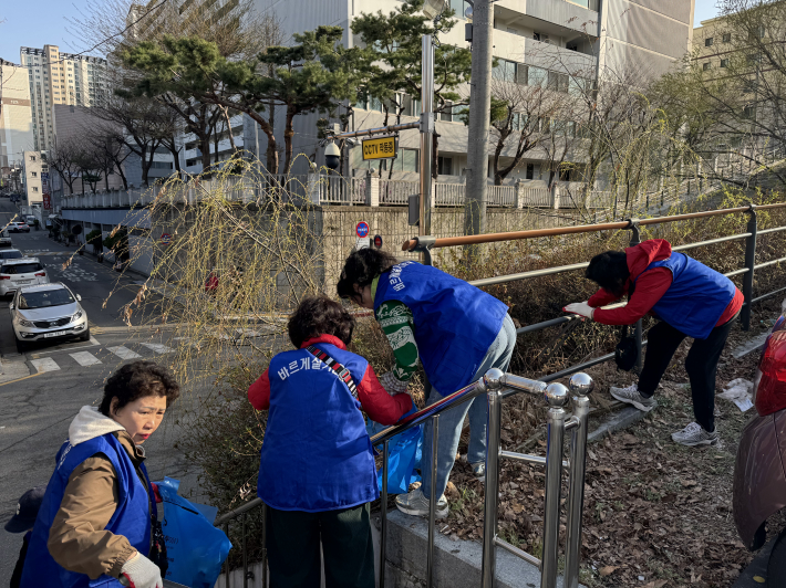매탄1동 바르게살기운동위원회 공영주차장 대청소