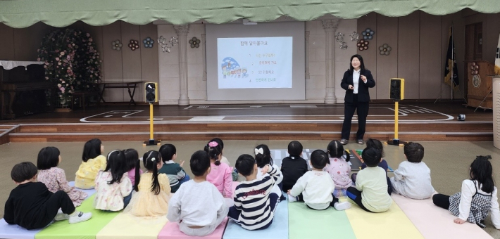 전문강사가 어린이들에게 안전교육 수업을 실시하고 있다.