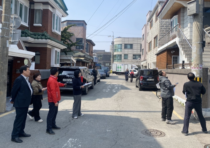 진경순 영화동장이 지역 주민 및 CCTV설치 관계자들과 현장점검을 실시하고 있다.