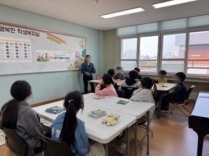 송정초 학생복지실에서 소그룹으로 나누어 수업에 참여하는 4학년 학급  