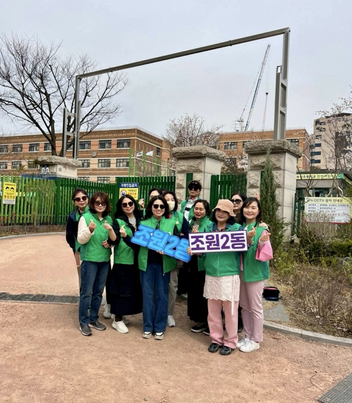 조원2동 새마을문고 회원들이 송원초등학교 정문 앞에서 이용 홍보 활동을 하고 있다.