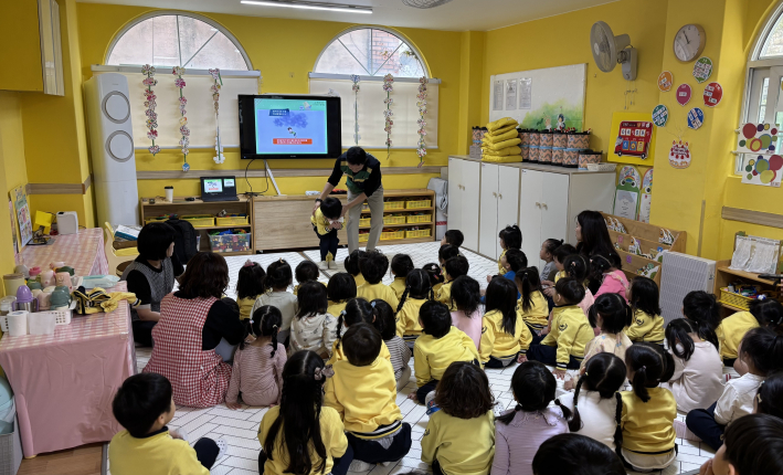 민간전문가가 화재 대피 시 행동요령에 대해 교육하고 있다