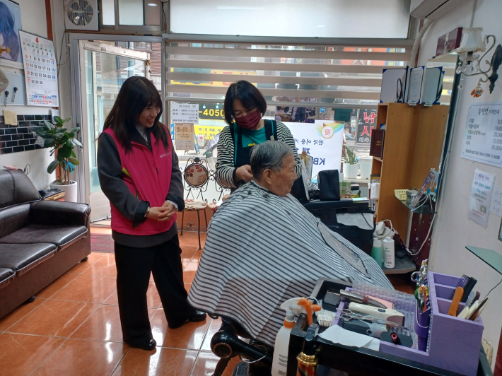 어르신이 이미용서비스를 받고 있다.