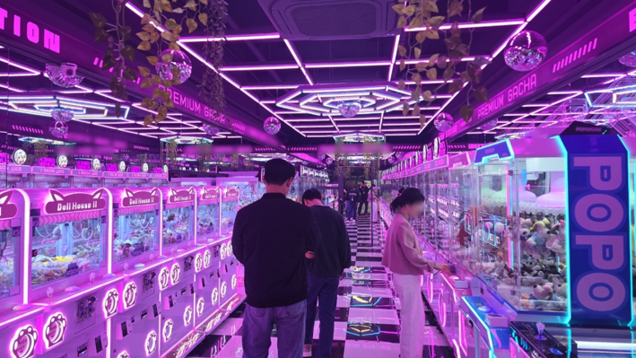 게임제공업소를 지도점검하고 있다.