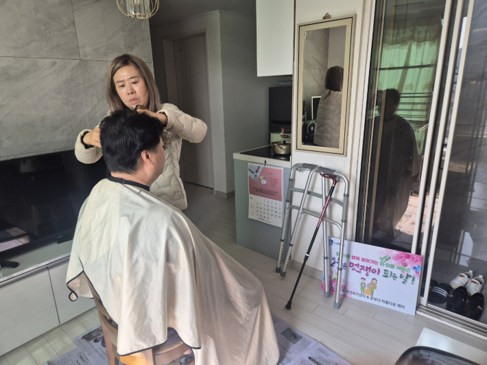 화서1동에서 찾아가는 이미용 서비스를 실시하여 머리를 잘라드리고 있다. 