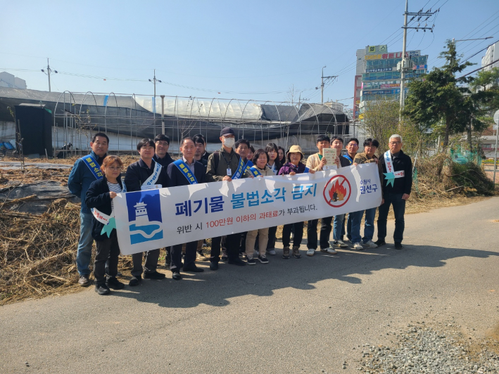 캠페인 참여인원 일동이 캠페인 시작 전 기념촬영으로 결의를 다지고 있다.