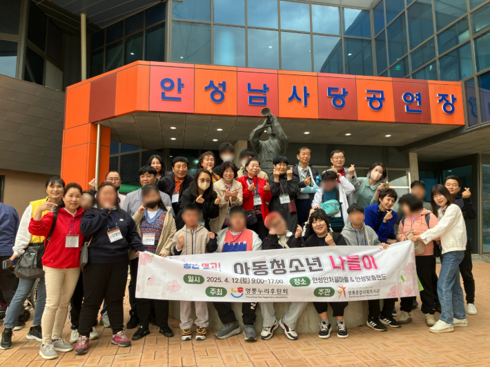 남사당공연장에서 공연을 보고 단체사진을 촬영한 모습