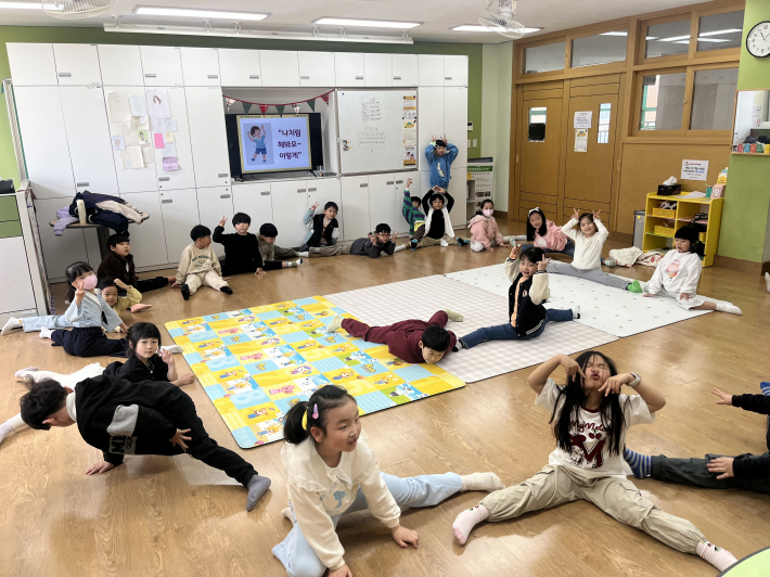 신입생 적응 프로그램 '나처럼 해봐요 이렇게'활동 중인 1학년 학생들