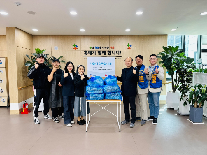 사진)삼겹살 전달식 참석자들이 함께하고 있다.    