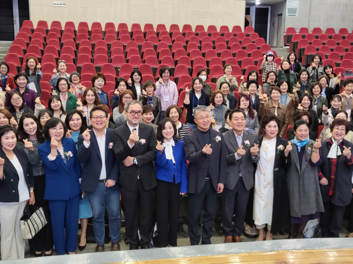 여성지도자대학 개강식 후 전 참여자가 스몰 하트 포즈로 기념사진을 찍었다.