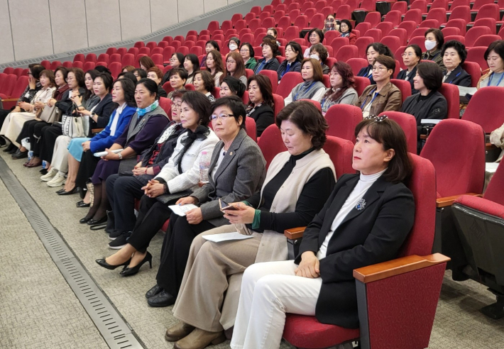 많은 수원시 여성리더회 임원들이 함께 참석해 입학을 축하해 주었다.