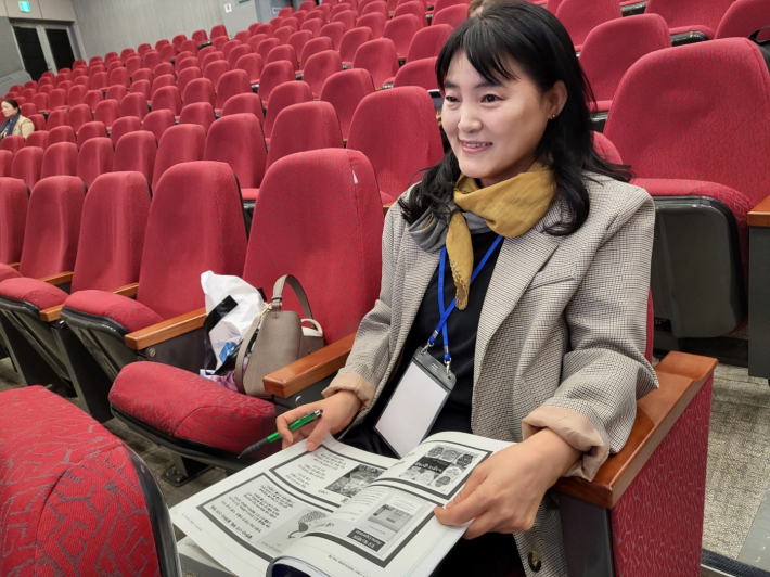 인터뷰에 응해 준 입학생 정수영씨가 입학 소감을 이야기 해 주고 있다. 