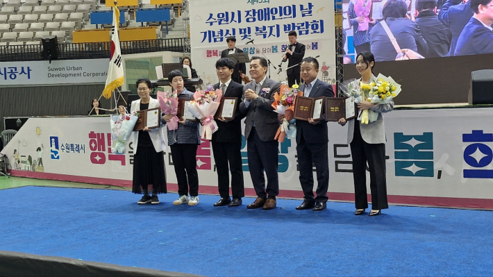 5명의 수원특례시장상 대상자들 기념 촬영을 하고 있다
