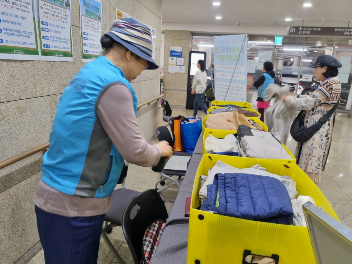 수거해온 의류를 정리하는 소환지 서포터즈