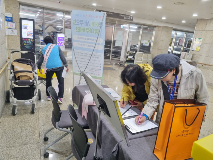 등록대장을 세밀하게 정리하는 소환지 서포터즈