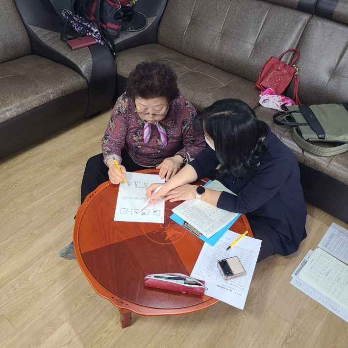 영광경로당에서 치매선별 검사 중인 주민