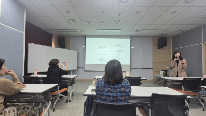 이영애작가님과 북토크를 하고 있는 모습