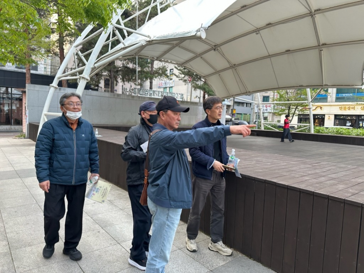 '동네한바퀴' 활동을 하고 있는 주민자치 위원들