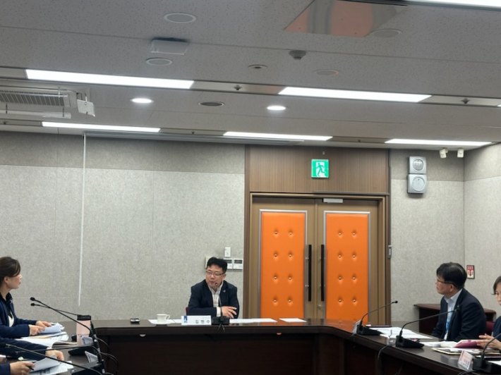 아동·청소년 보호 대응 회의에서 김현수 수원시 제1부시장이 발언하고 있다.    