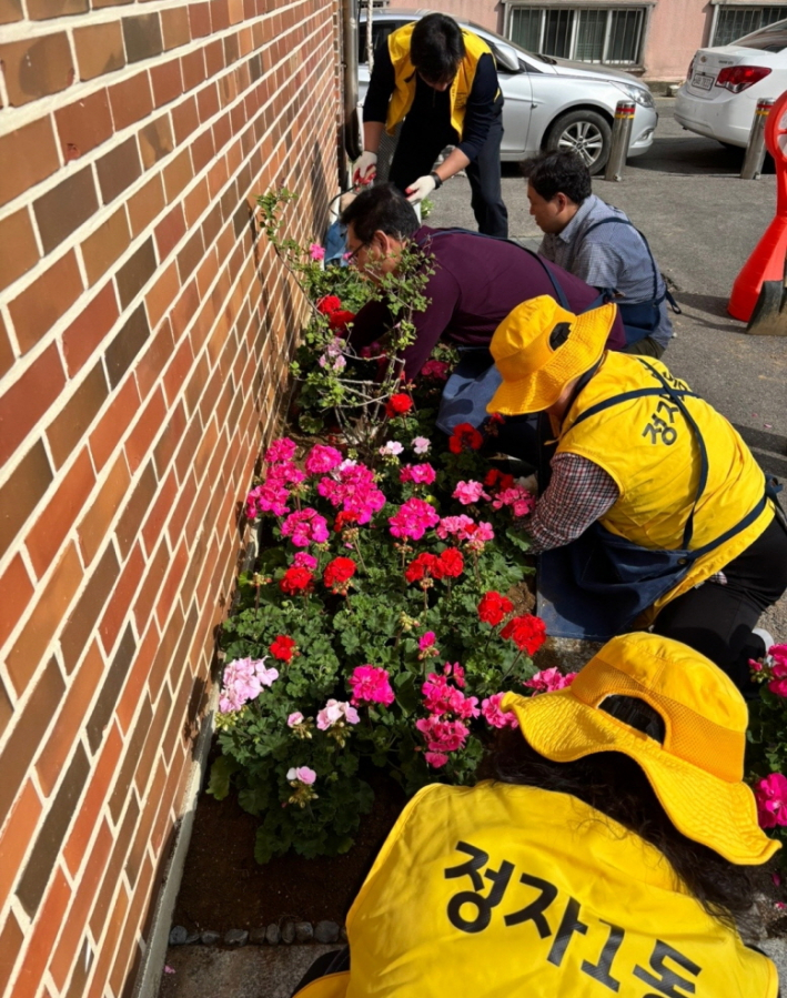 장안구 정자1동에서 손바닥정원을 조성하고 있다.