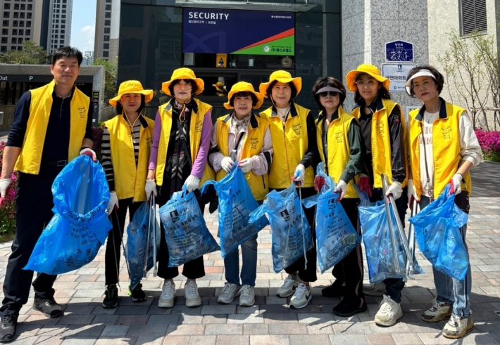 장안구 정자1동에서 렉스비아아파트 주변 담배꽁초 줍깅 캠페인을 실시하고 있다.