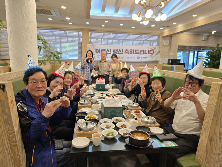 [4월 생신잔치 진행사진/ 장소 : 이교수 한정식]