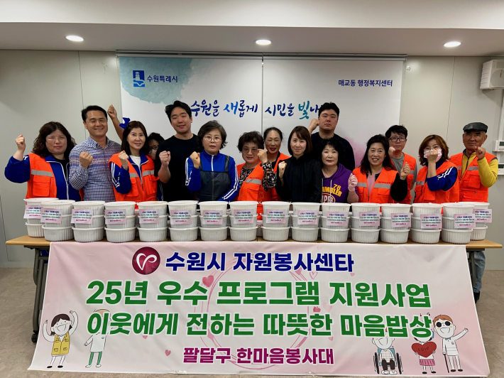 기념 사진을 촬영하고 있다.