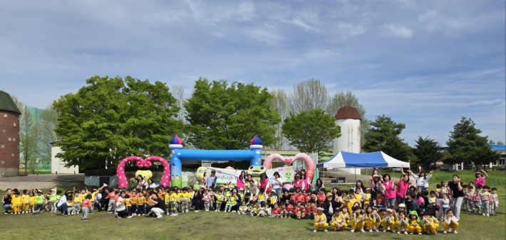 사진1)어린이들과 참여자들이 단체사진을 찍었다.    