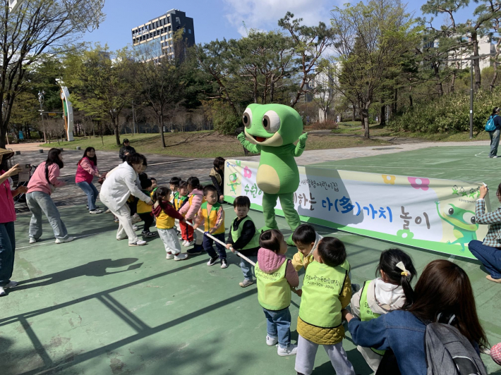 사진2)수원이와 어린이들이 활동을 하고 있다.    