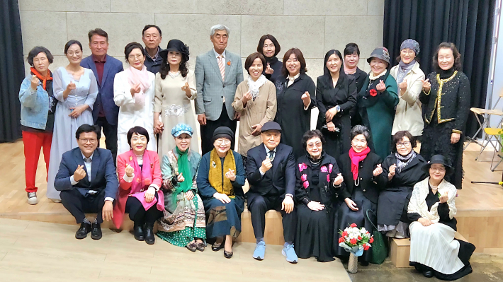 '상상 속 시낭송회'에 참석자들이 단체촬영을 하고 있다.