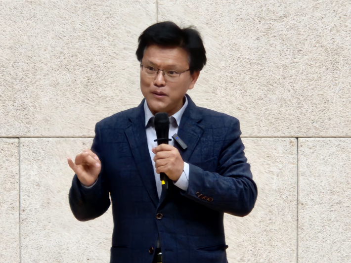 15회 '상상 속 시낭송회'를 주최한 정인성 시낭송 명인