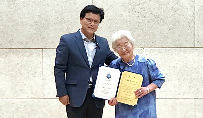 정인성 시낭송 명인이 88세 시낭송가에게 아름다운 사람 상 수여식을 진행하고 있다.